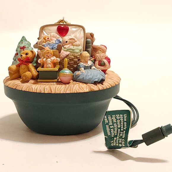 ADORABLE Hallmark Victorian Toy Box Keepsake Ornament Magic Special Edition 1998 - Picture 5 of 9